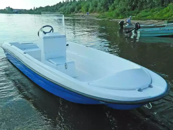 Стеклопластиковая лодка Пингвин с консолью (тримаран) в Омске