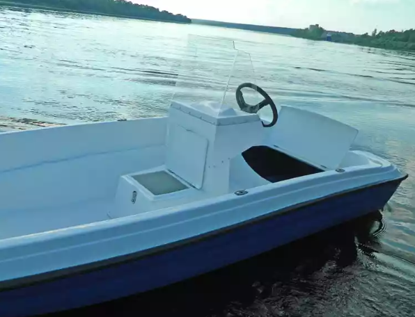 Стеклопластиковая лодка Пингвин с консолью (тримаран) в Омске