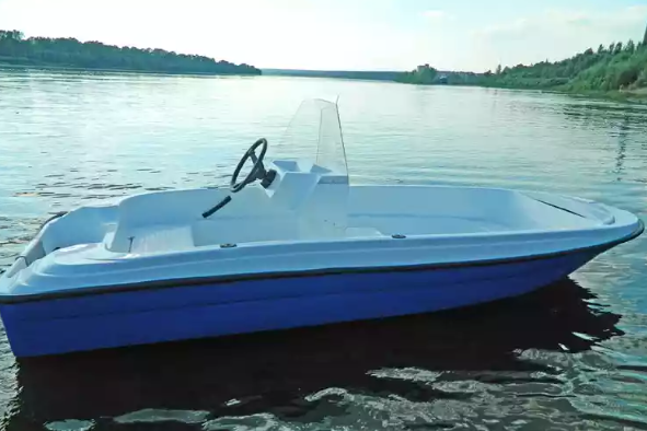 Стеклопластиковая лодка Пингвин с консолью (тримаран) в Омске
