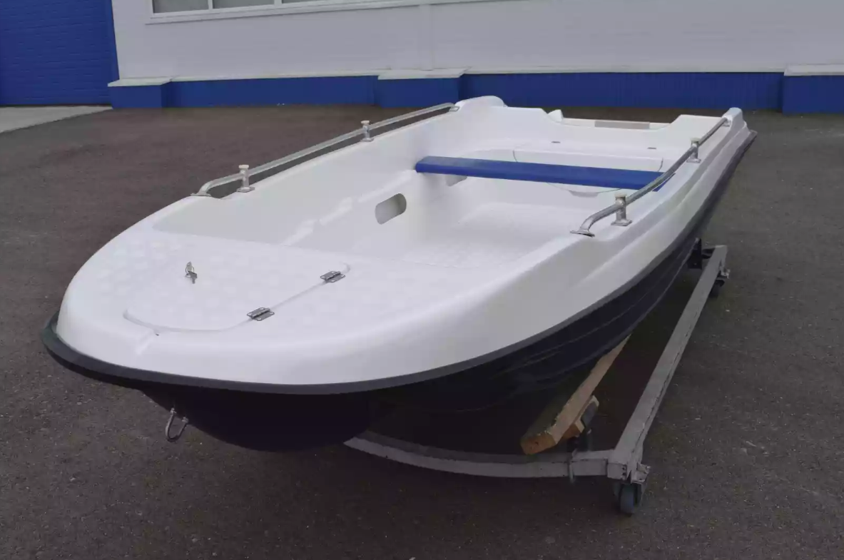 Стеклопластиковая лодка Пингвин New (тримаран) в Омске
