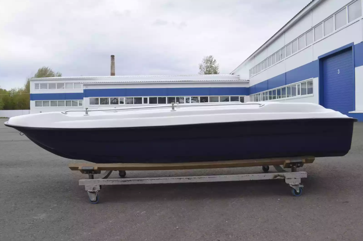Стеклопластиковая лодка Пингвин New (тримаран) в Омске