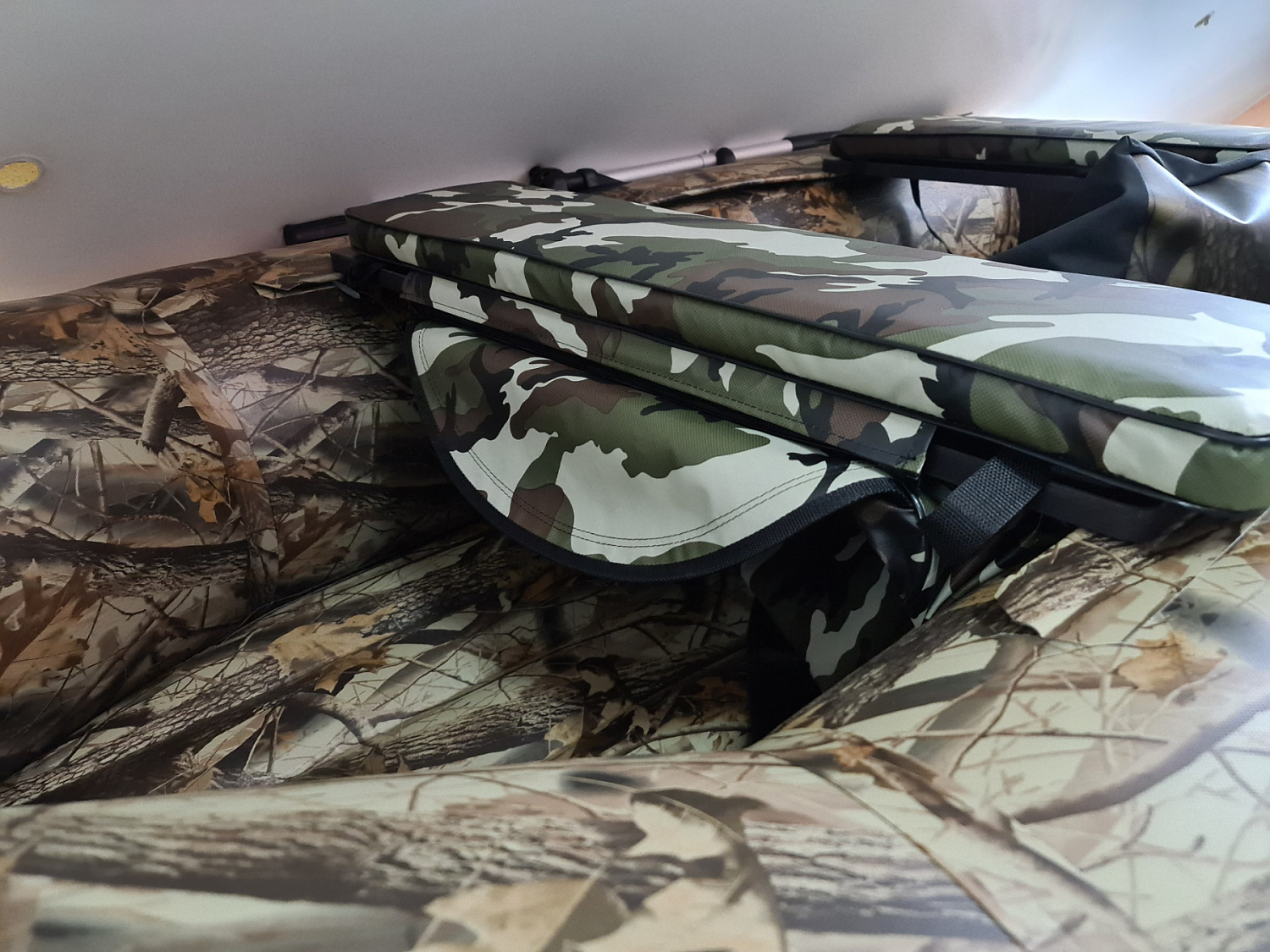 КОМПЛЕКТ МЯГКИХ НАКЛАДОК С СУМКОЙ ДЛЯ ЛОДОК 105Х20 КАМУФЛЯЖ в Омске